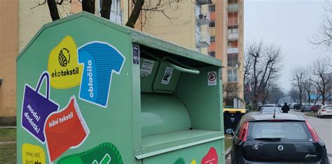 Ilustracija osebe, ki nosi primerna oblačila za zaščito pred klopi v naravi