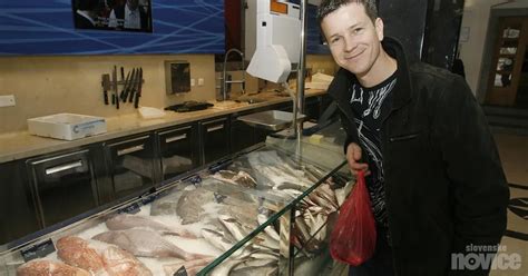 Ilustracija starša, ki se poveže z otrokom med hranjenjem