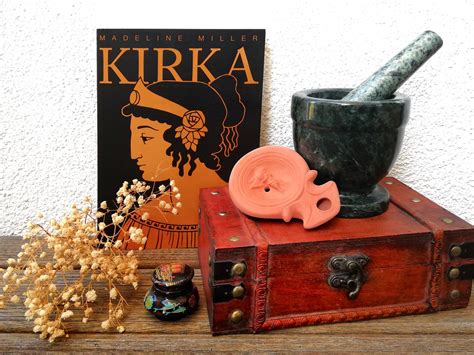 Ženska, ki si zapisuje misli v zvezek