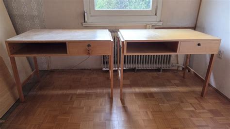 Dva človeka, ki se pogovarjata ob pisalni mizi