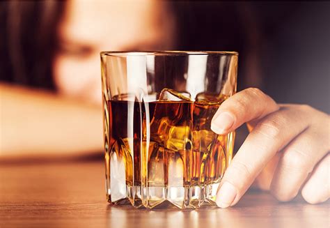 Diagram, ki prikazuje, kako alkohol prehaja iz materinega telesa v plod skozi posteljico