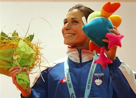 Marija Šestak na postolju z medaljo