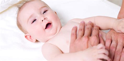 Starš, ki objema jokajočega dojenčka