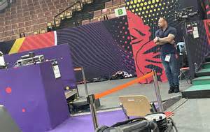 Ilustracija osebe z glavobolom, ki si masira senca