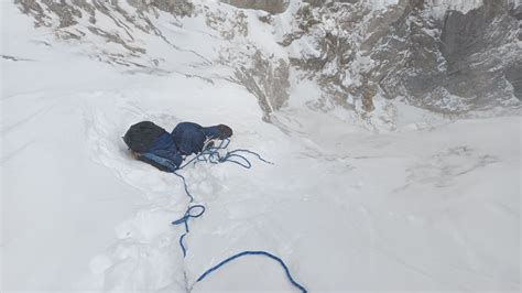 Ženska pleza po skalnati poti v gorah