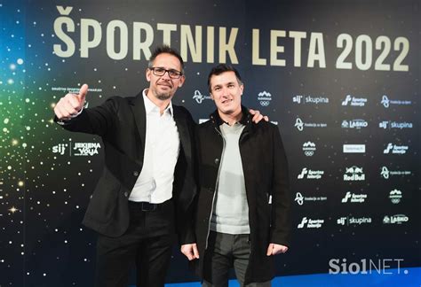 Športnik med tekom, obraz prekriven z znojem