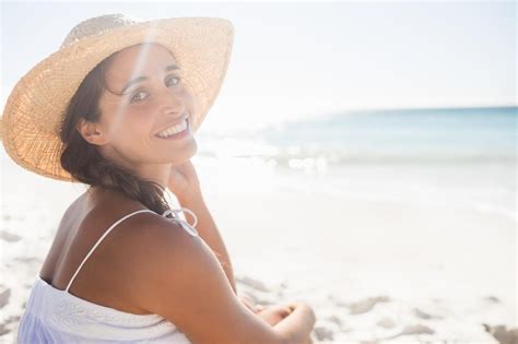 Ženska na plaži, ki se sonči