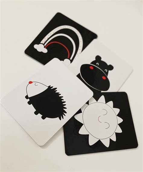 Novegorojenček gleda črno-bele kontrastne kartice