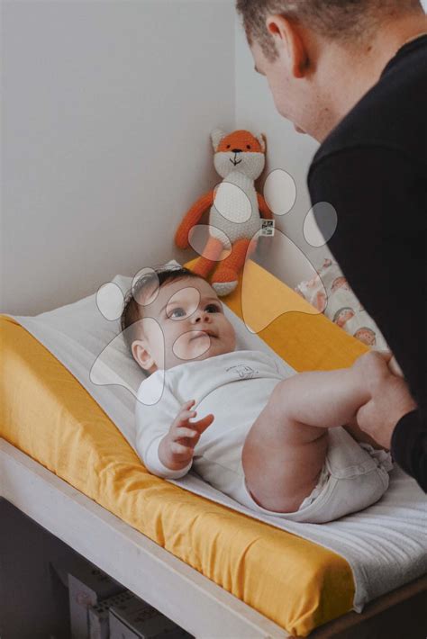 Primer urejenega previjalnega kotička z otroško posteljico in previjalno podlogo
