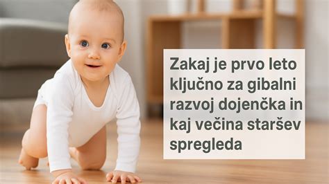 Dojenček izvaja vaje za gibalni razvoj pod nadzorom staršev.