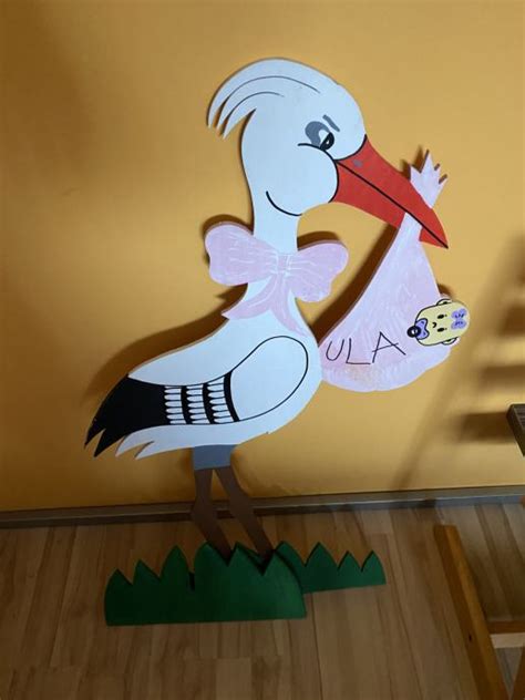 Velika vrtna štorklja z napisom s podatki o novorojenčku.