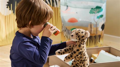 Nosečnica, ki ureja otroško sobo