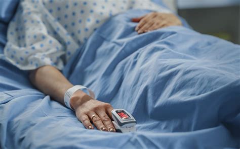 nosečnica v postelji z blazinami