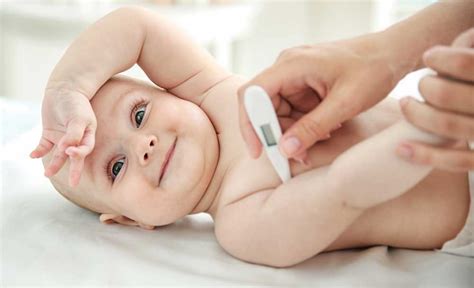 Otrok meri temperaturo z digitalnim termometrom