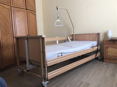 Porodna postelja z možnostjo izbire položaja