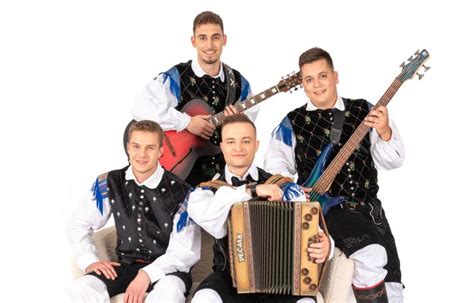 Skupina mladih glasbenikov na odru