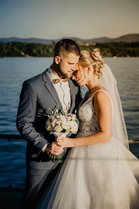 Srečen par na poročni dan