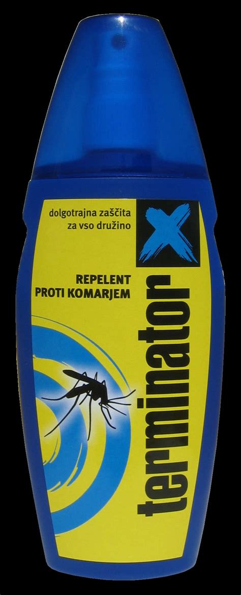 Nosečnica si nanese repelent proti komarjem