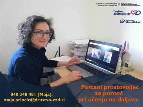 Simbolična upodobitev družine, ki sodeluje pri učenju na daljavo