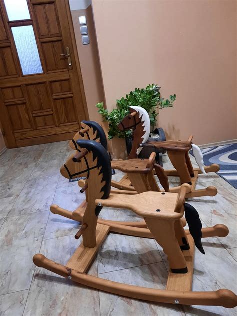 Različni materiali gugalnih konjičkov