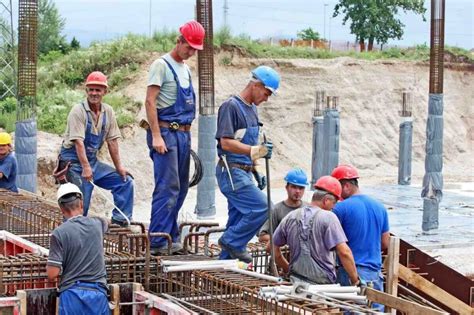 Delavci na gradbišču v vročem vremenu