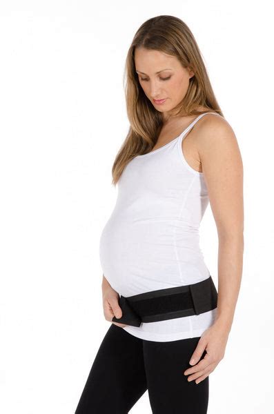 Ženska nosečnica, ki nosi medenični pas