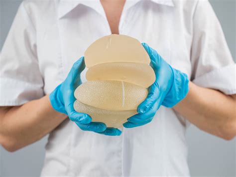 Primerjava okroglih in kapljičastih prsnih vsadkov