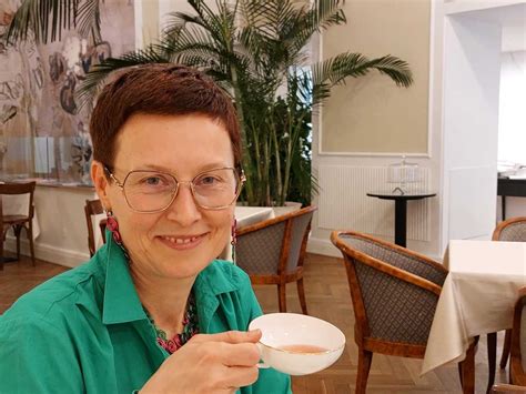 Dojilja z otrokom, ki ima diskretno viden brazgotino od povečanja prsi