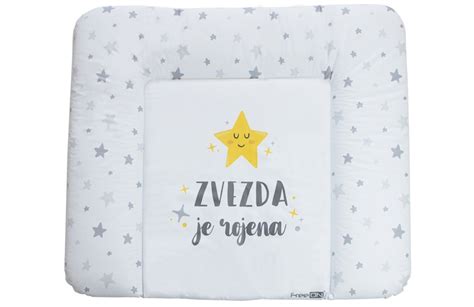 Starš masira dojenčka na previjalni mizi