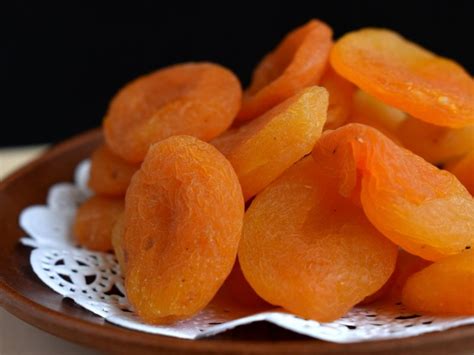 Suhe marelice v skledi