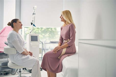 Ginekološki pregled z odvzemo brisa materničnega vratu
