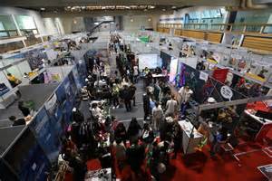 Ilustracija nosečnice ki govori z delodajalcem