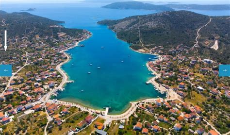 Slika jadranskega morja s kristalno čisto vodo