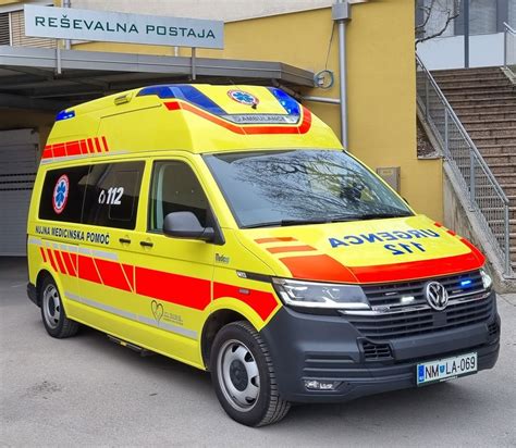 reševalno vozilo pred hišo