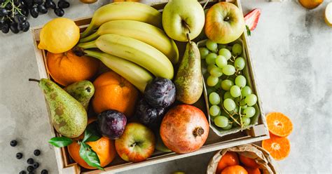 Infografika, ki prikazuje, kako postopoma uvajati različne vrste zelenjave in sadja v prehrano dojenčka.