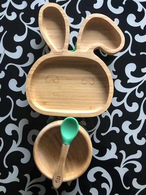 Otrok je krožnik v obliki zajčka