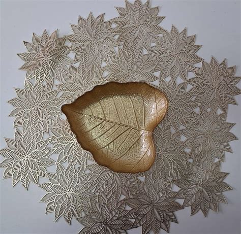 Otrok je poln krožnik v obliki slončka