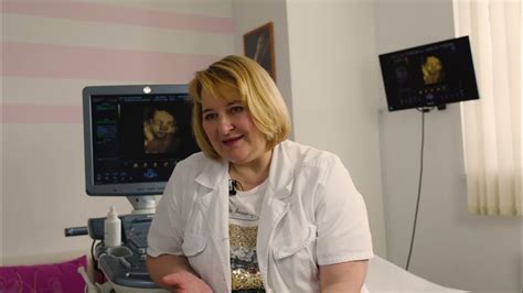 Nosečnica z možem se pogovarjata o porodni načrt