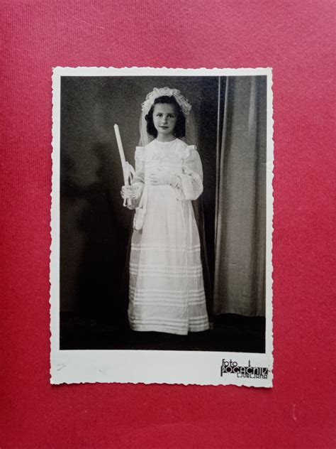 Deklica v kvačkani obleki