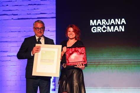 Marjana Grčman s kapo belokranjskega čobana (pastirja)