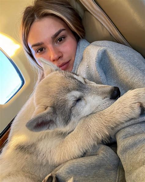 Ženska s čvrstimi trebušnimi mišicami, ki nosi nosečniški trebuh visoko.