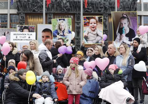 Simbolična slika, ki prikazuje raznolikost redkih bolezni in poudarja potrebo po celostni obravnavi.