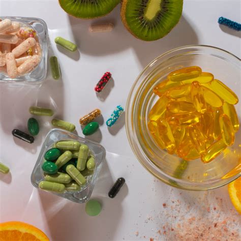 Ženska, ki načrtuje nosečnost in uživa vitaminske dodatke