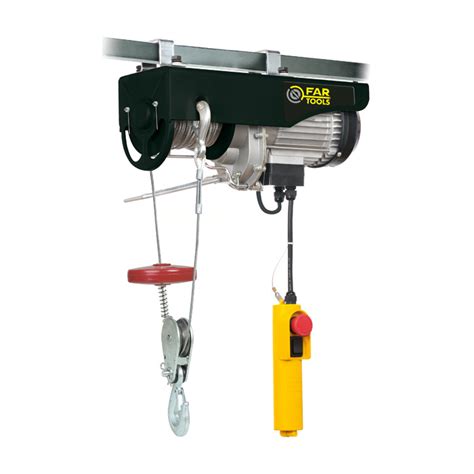 Oseba uporablja dvigalo za prenos.