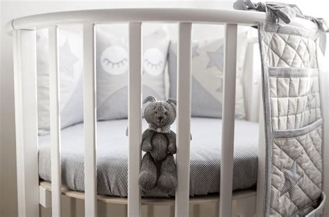 Različne barve pletenih zaščitnih trakov za otroške posteljice.