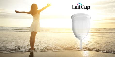 Ženska, ki uporablja menstrualno skodelico