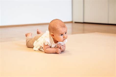 dojenček pasenje kravic