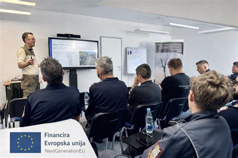 Simbolična slika poroda v naravnem okolju