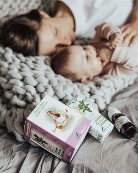 slika doječe mamice v postelji s svojim novorojenčkom