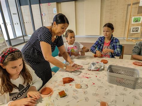 Otroci ustvarjajo z glino